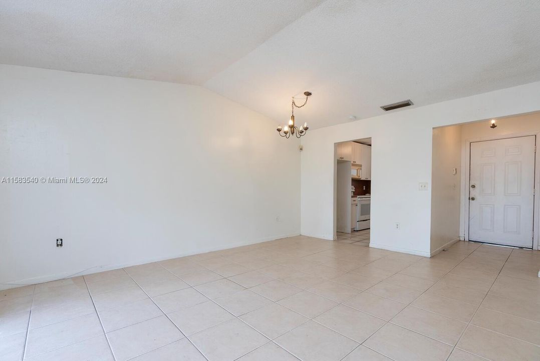 最近售出: $300,000 (3 贝兹, 2 浴室, 999 平方英尺)