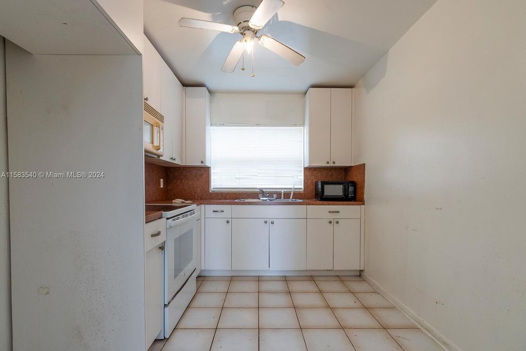 For Sale: $300,000 (3 beds, 2 baths, 999 Square Feet)