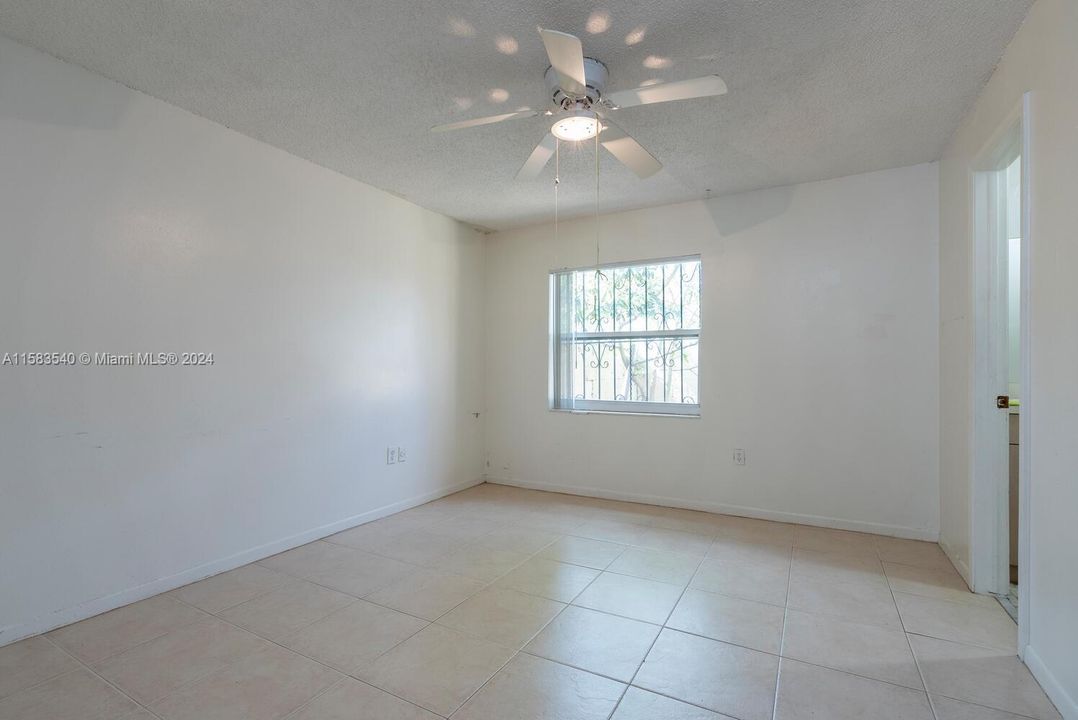 For Sale: $300,000 (3 beds, 2 baths, 999 Square Feet)