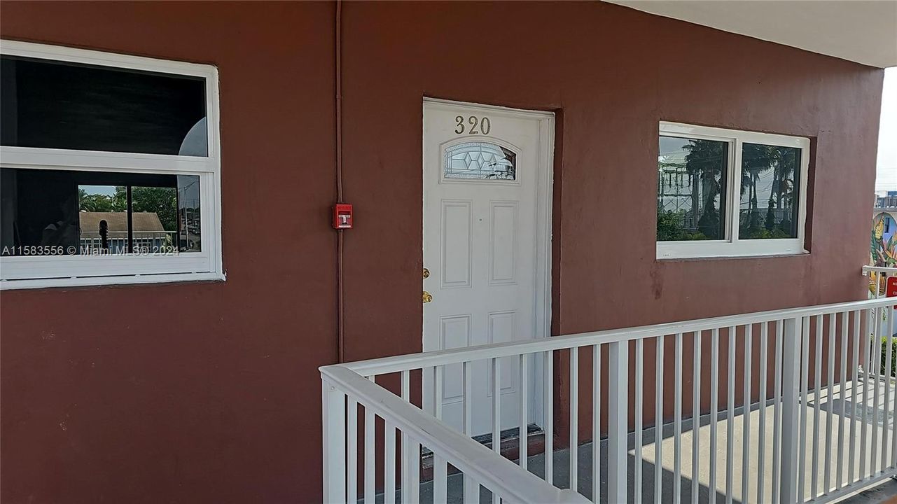 Active With Contract: $2,200 (2 beds, 1 baths, 875 Square Feet)