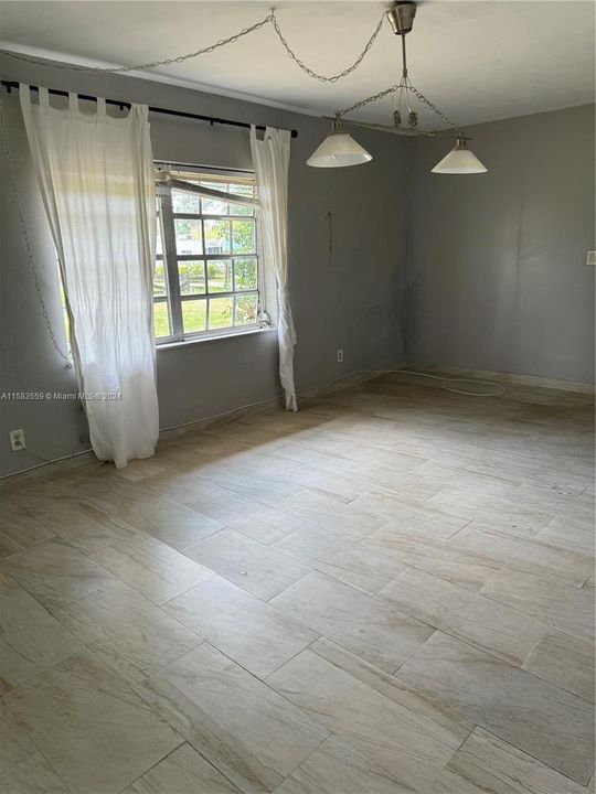 Recently Rented: $1,950 (2 beds, 1 baths, 1900 Square Feet)