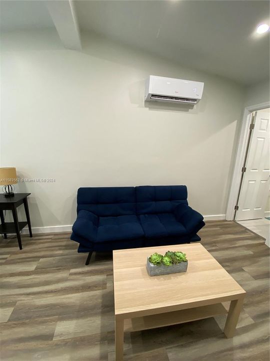 Active With Contract: $1,300 (1 beds, 1 baths, 300 Square Feet)