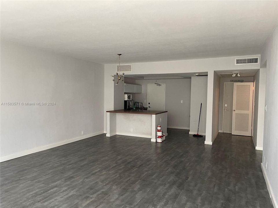 For Rent: $3,300 (1 beds, 1 baths, 856 Square Feet)