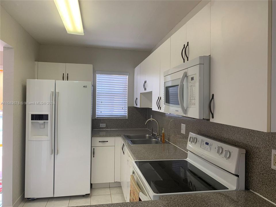 Active With Contract: $325,000 (2 beds, 1 baths, 930 Square Feet)