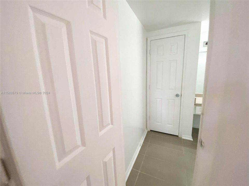 For Sale: $310,000 (1 beds, 1 baths, 810 Square Feet)