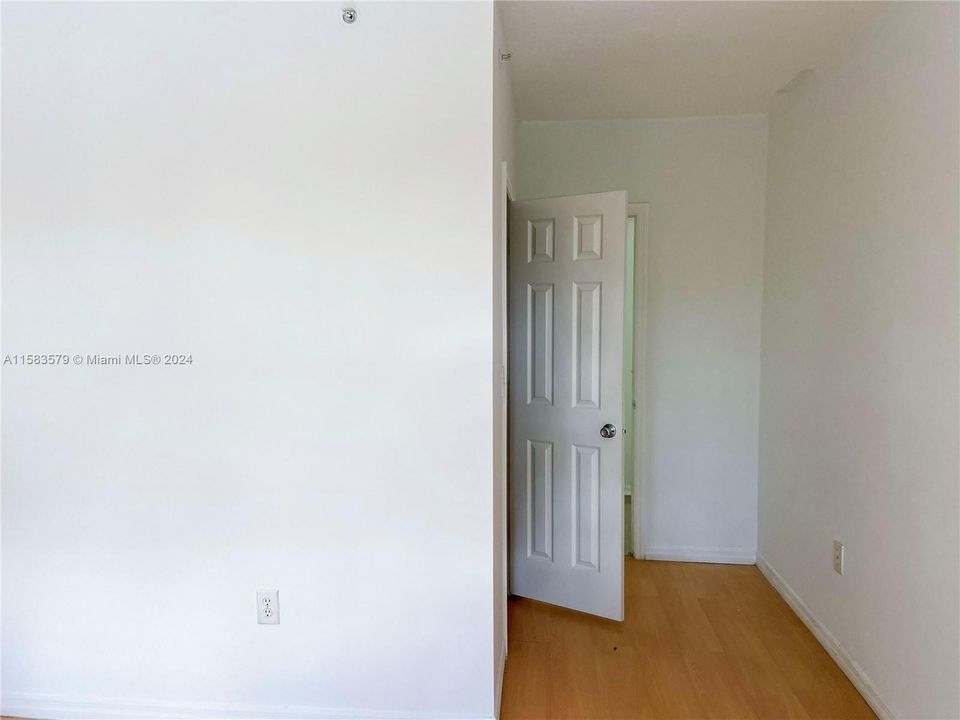 For Sale: $310,000 (1 beds, 1 baths, 810 Square Feet)