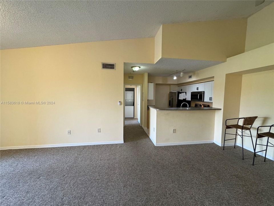 Active With Contract: $2,200 (2 beds, 2 baths, 916 Square Feet)