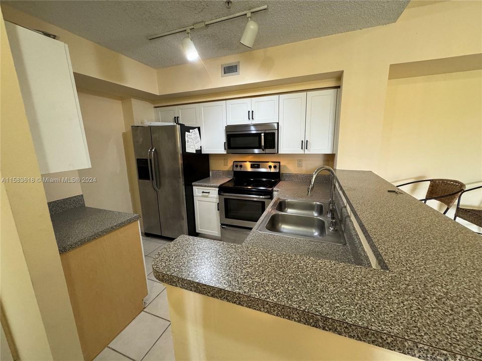 Active With Contract: $2,200 (2 beds, 2 baths, 916 Square Feet)