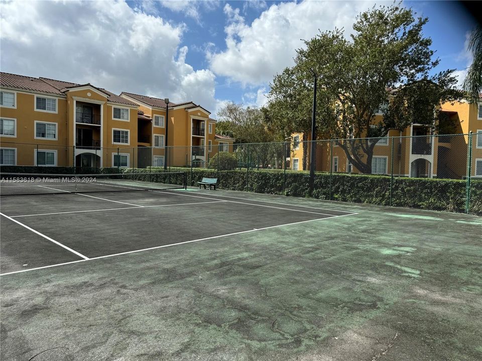 Active With Contract: $2,200 (2 beds, 2 baths, 916 Square Feet)