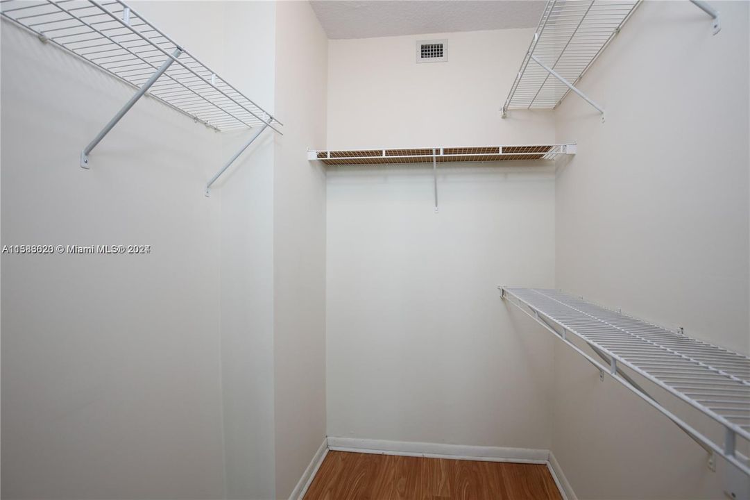 For Rent: $2,950 (1 beds, 1 baths, 721 Square Feet)