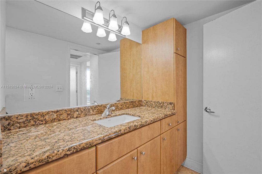 For Rent: $2,900 (2 beds, 2 baths, 905 Square Feet)