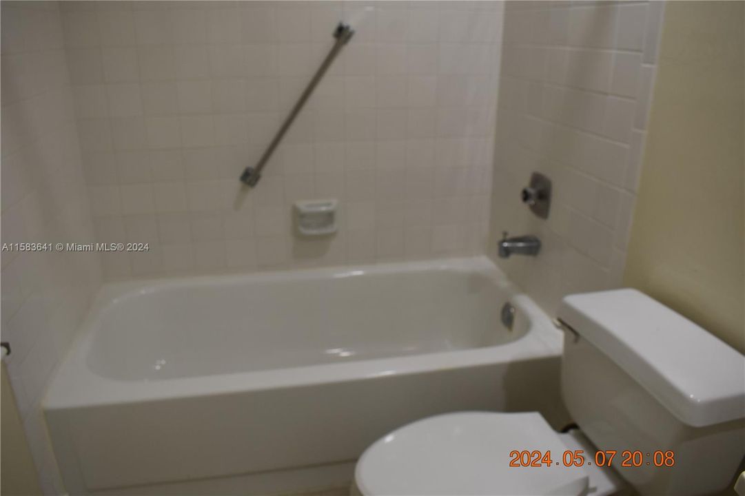 出租: $2,000 (2 贝兹, 2 浴室, 952 平方英尺)