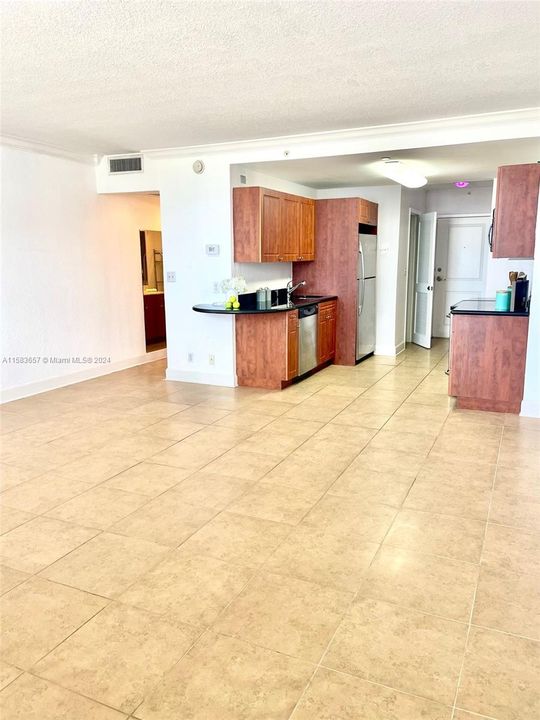 For Rent: $2,000 (0 beds, 1 baths, 594 Square Feet)