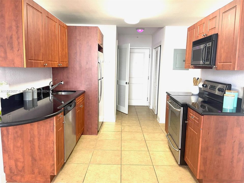 For Rent: $2,000 (0 beds, 1 baths, 594 Square Feet)