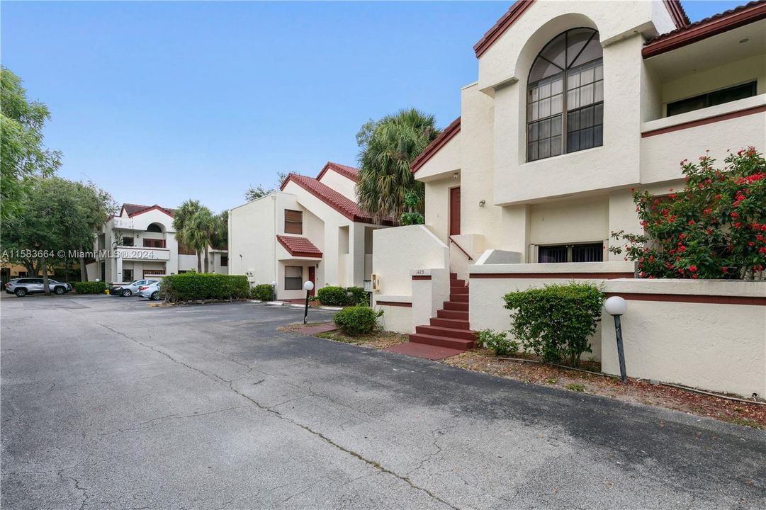 For Sale: $235,000 (2 beds, 2 baths, 1010 Square Feet)