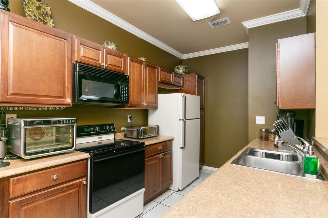 For Sale: $235,000 (2 beds, 2 baths, 1010 Square Feet)