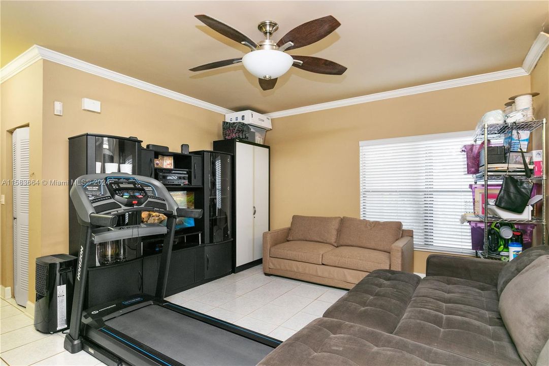 For Sale: $235,000 (2 beds, 2 baths, 1010 Square Feet)