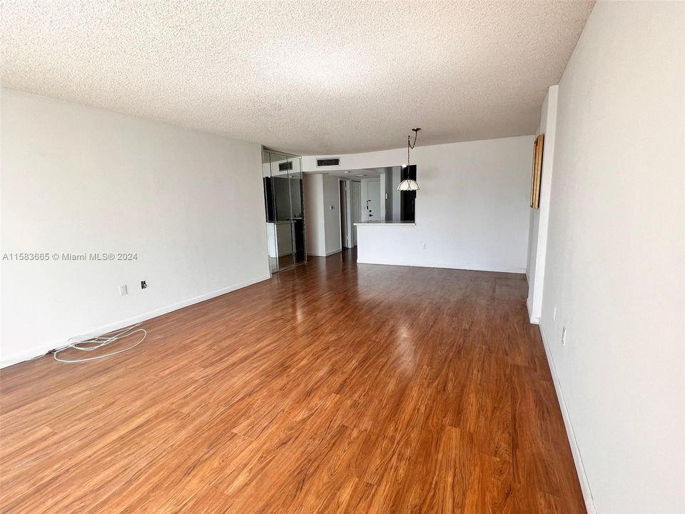 For Sale: $225,000 (1 beds, 1 baths, 1066 Square Feet)