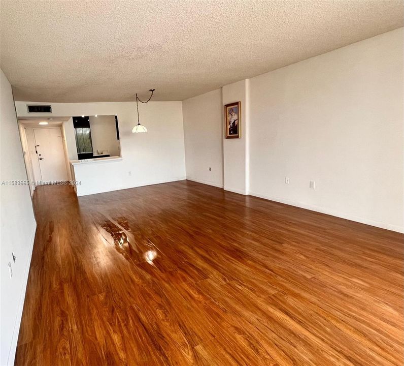 For Sale: $225,000 (1 beds, 1 baths, 1066 Square Feet)