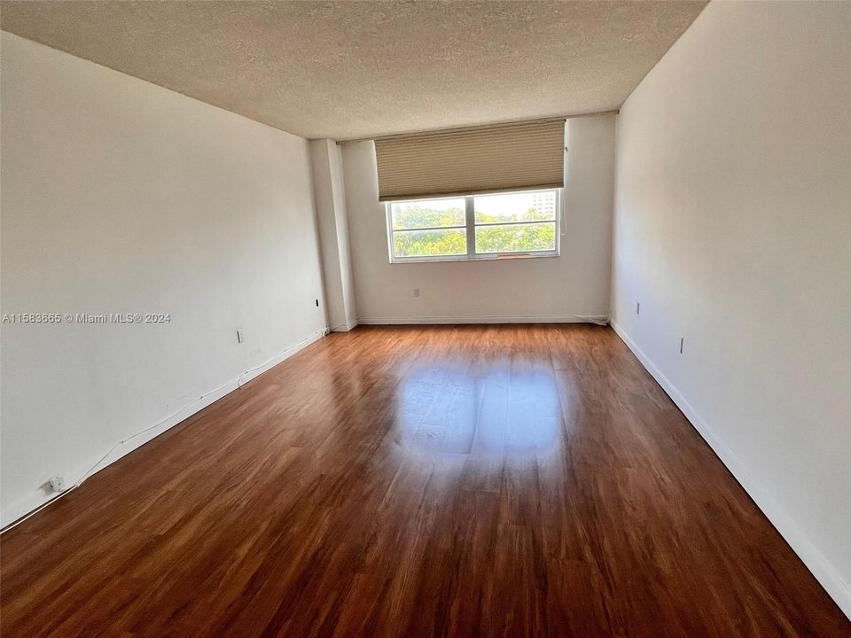 For Sale: $225,000 (1 beds, 1 baths, 1066 Square Feet)