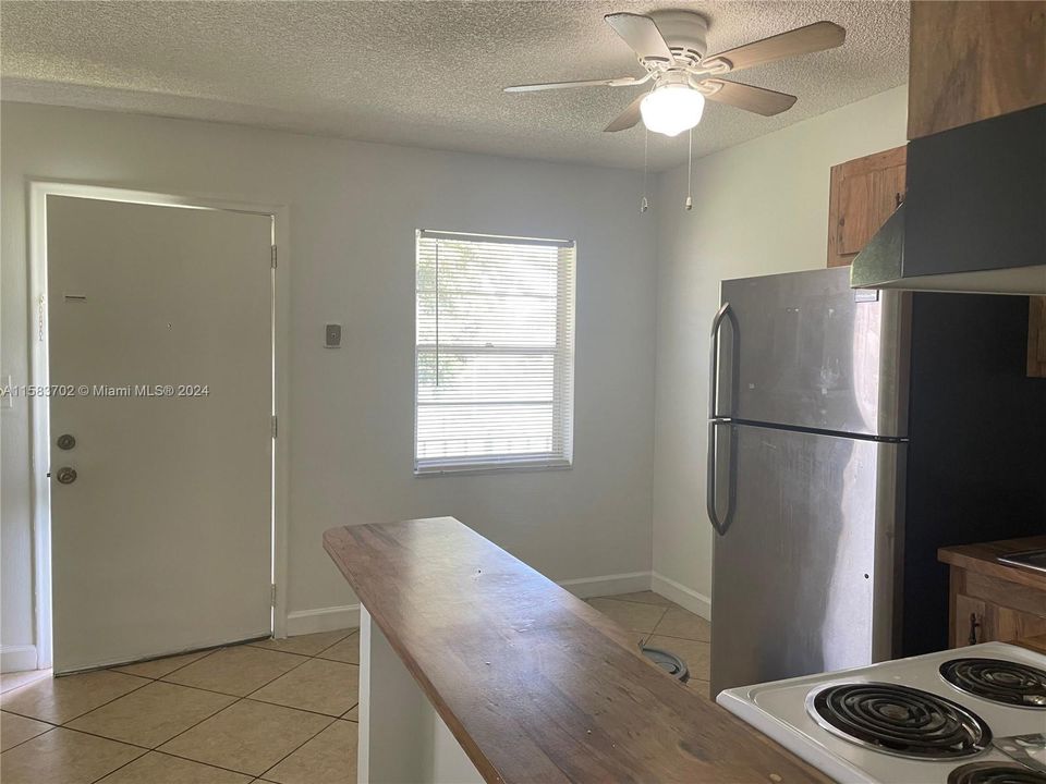 Active With Contract: $1,300 (1 beds, 1 baths, 427 Square Feet)
