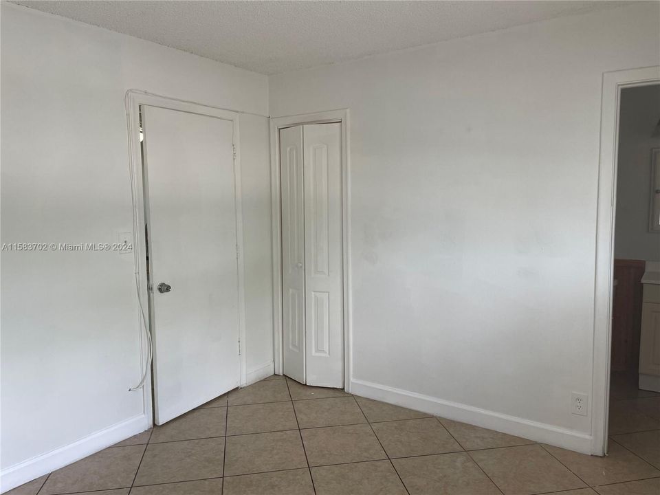 Active With Contract: $1,300 (1 beds, 1 baths, 427 Square Feet)