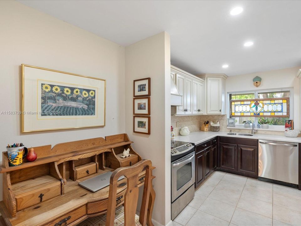 Active With Contract: $575,000 (2 beds, 2 baths, 1282 Square Feet)