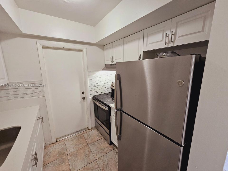 For Rent: $1,700 (1 beds, 1 baths, 5362 Square Feet)