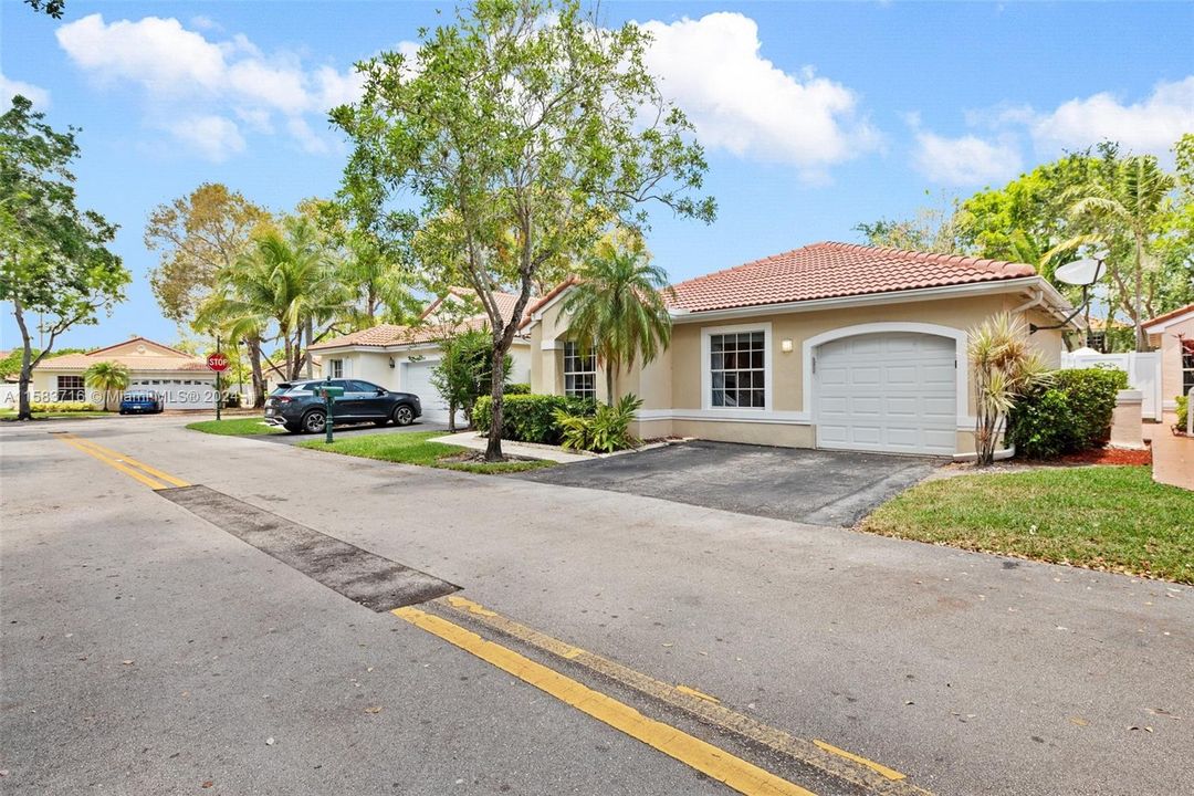 For Sale: $799,000 (4 beds, 2 baths, 1572 Square Feet)