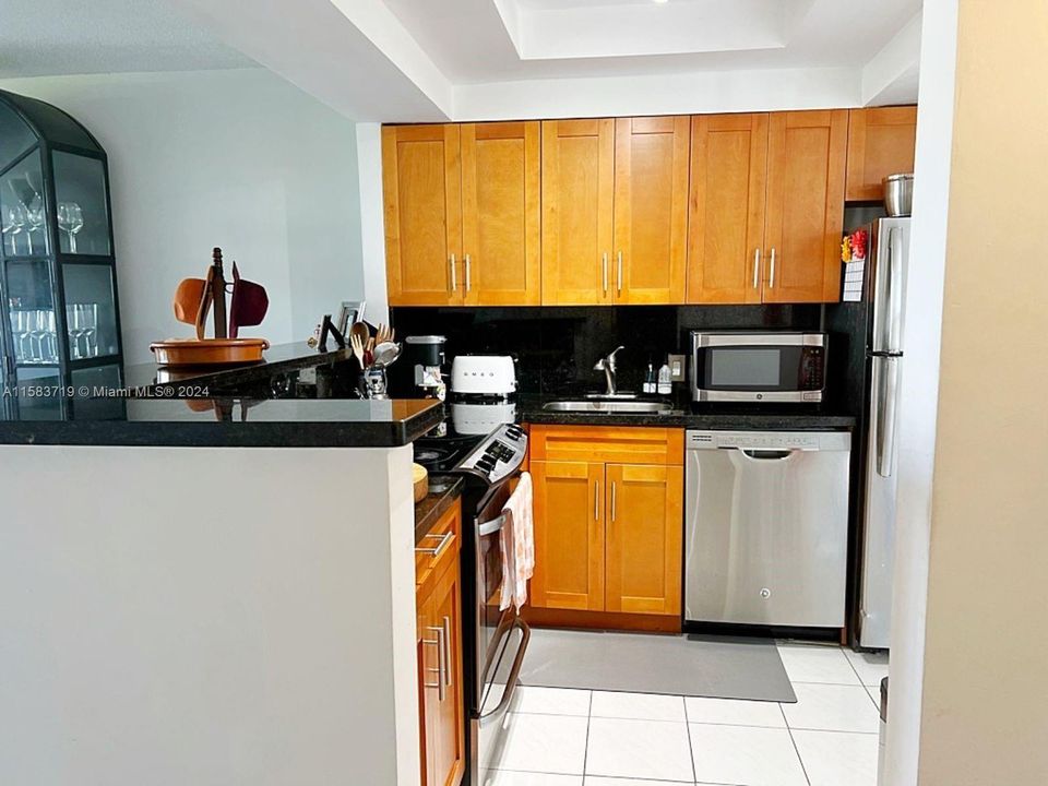 For Rent: $2,040 (1 beds, 1 baths, 741 Square Feet)