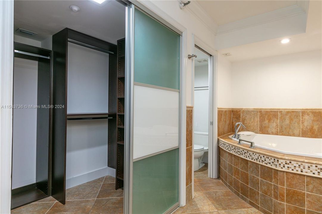 For Sale: $559,000 (2 beds, 2 baths, 1353 Square Feet)