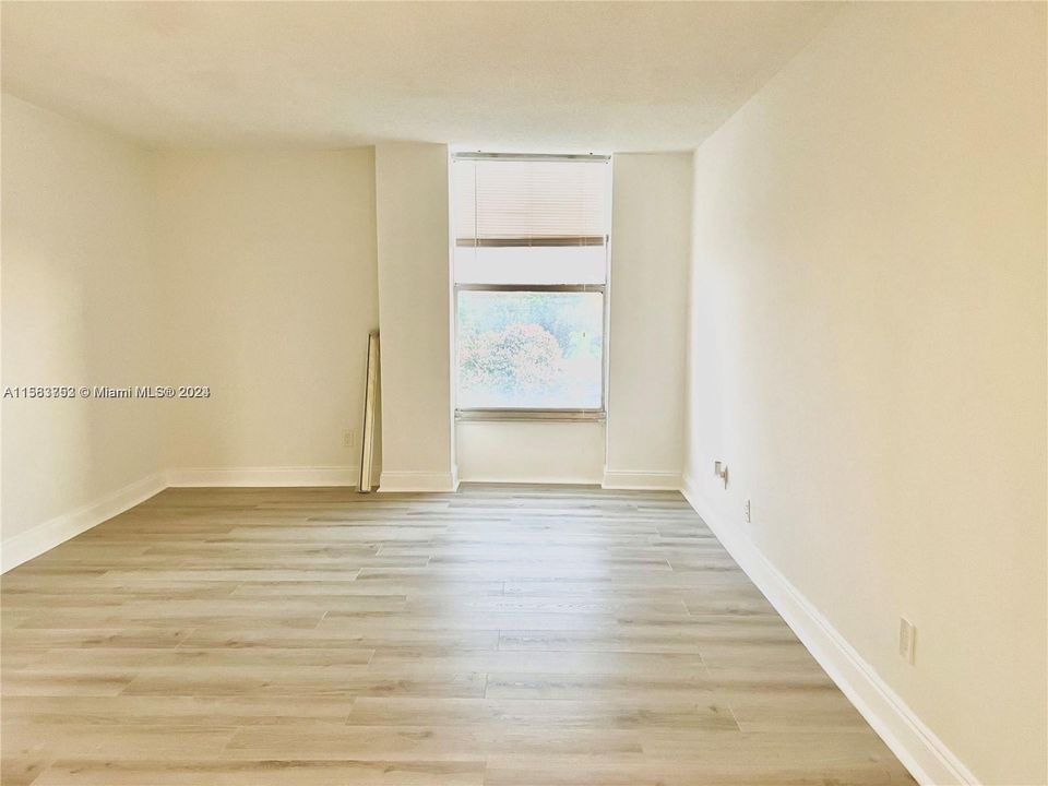 For Rent: $2,150 (1 beds, 1 baths, 806 Square Feet)