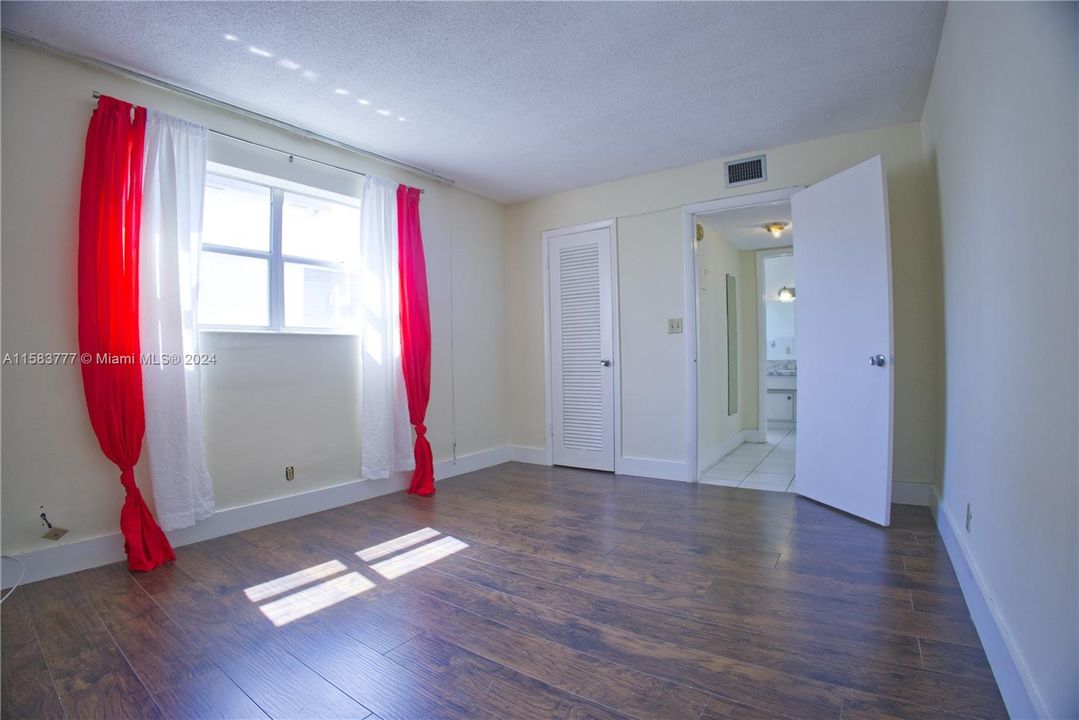 Active With Contract: $1,500 (1 beds, 1 baths, 640 Square Feet)