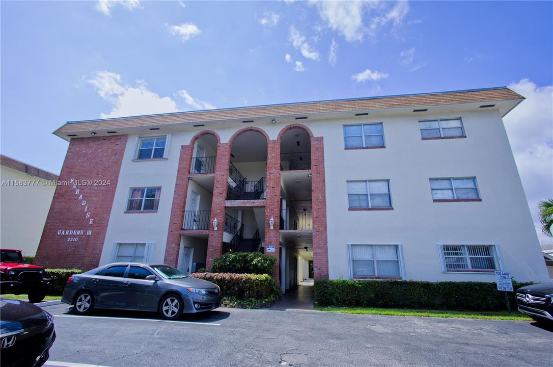 Active With Contract: $1,500 (1 beds, 1 baths, 640 Square Feet)