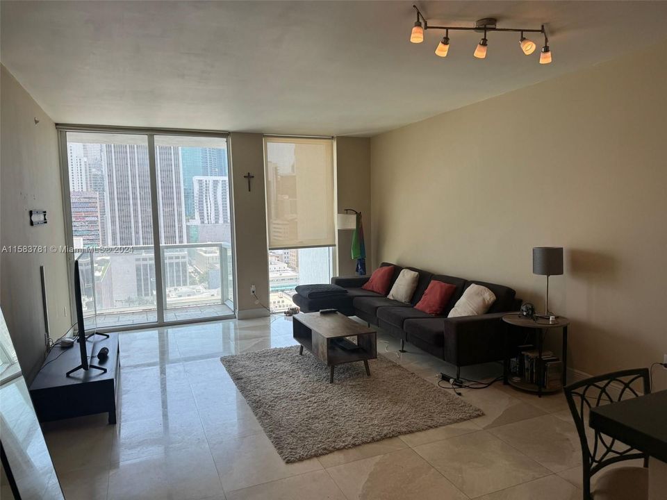 For Rent: $3,200 (1 beds, 1 baths, 806 Square Feet)
