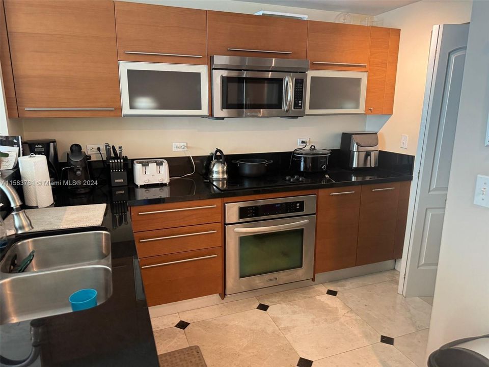 For Rent: $3,200 (1 beds, 1 baths, 806 Square Feet)