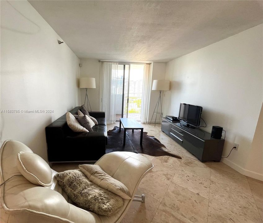 For Rent: $3,575 (2 beds, 2 baths, 870 Square Feet)