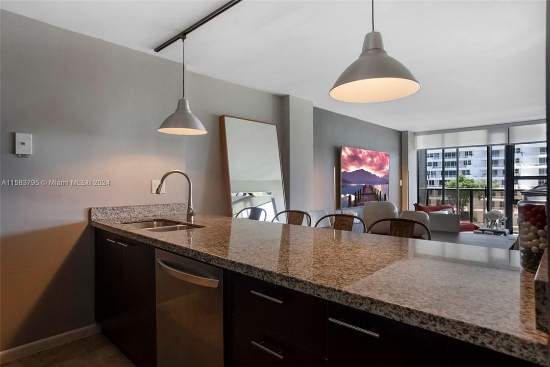 For Sale: $465,000 (2 beds, 2 baths, 990 Square Feet)