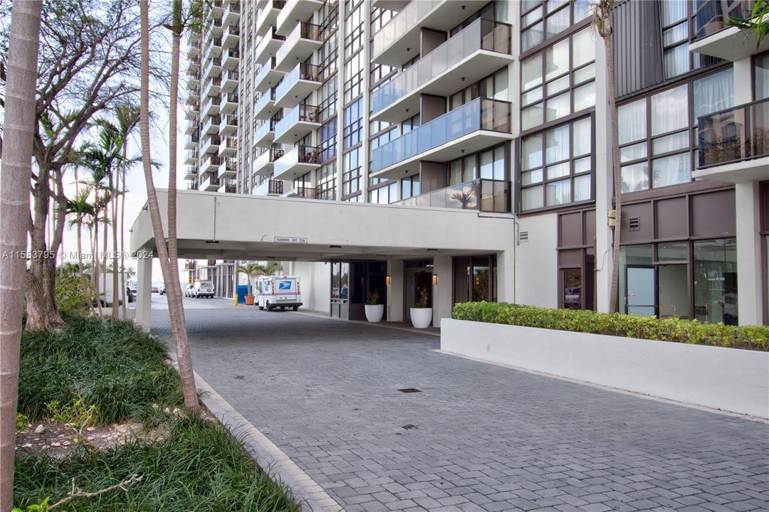 For Sale: $465,000 (2 beds, 2 baths, 990 Square Feet)