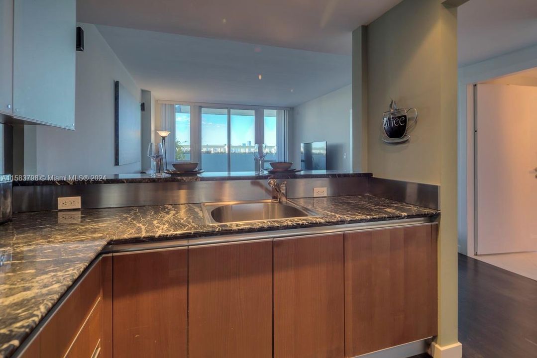 For Sale: $799,000 (1 beds, 1 baths, 776 Square Feet)