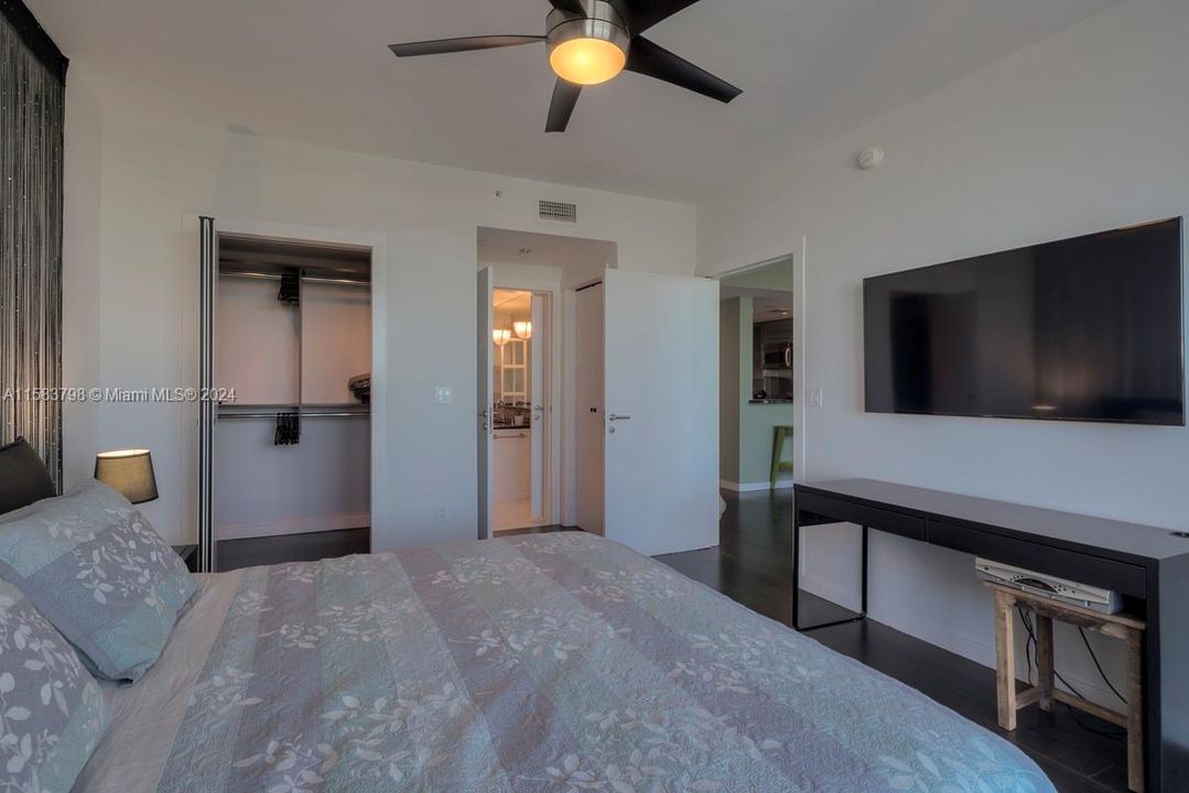 For Sale: $799,000 (1 beds, 1 baths, 776 Square Feet)