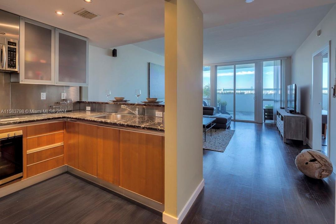 For Sale: $799,000 (1 beds, 1 baths, 776 Square Feet)