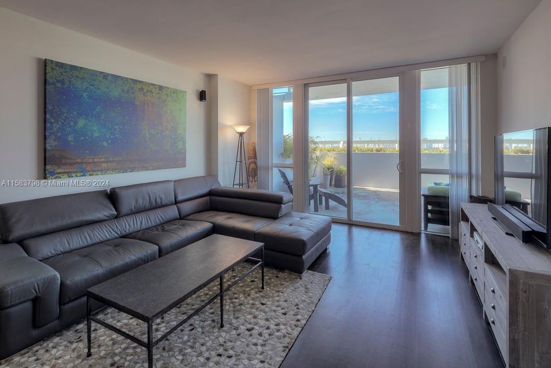 For Sale: $799,000 (1 beds, 1 baths, 776 Square Feet)