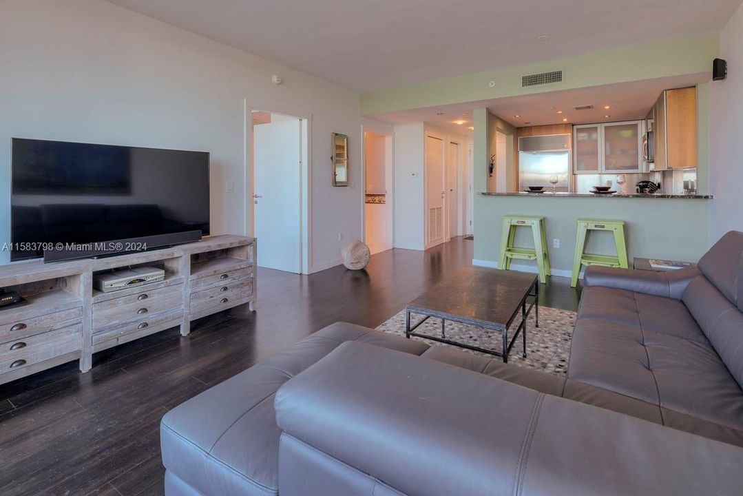 For Sale: $799,000 (1 beds, 1 baths, 776 Square Feet)