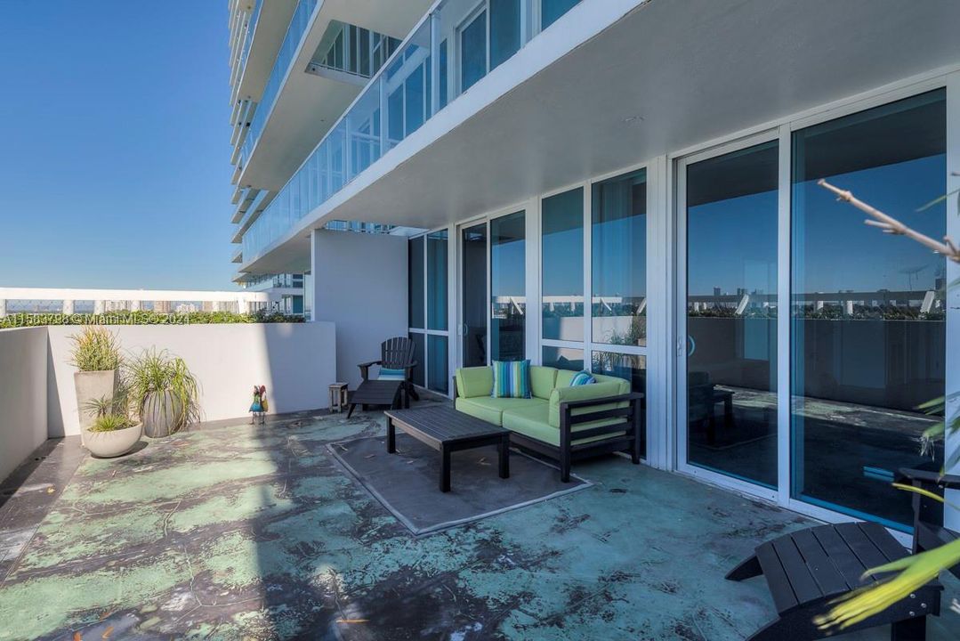 For Sale: $799,000 (1 beds, 1 baths, 776 Square Feet)