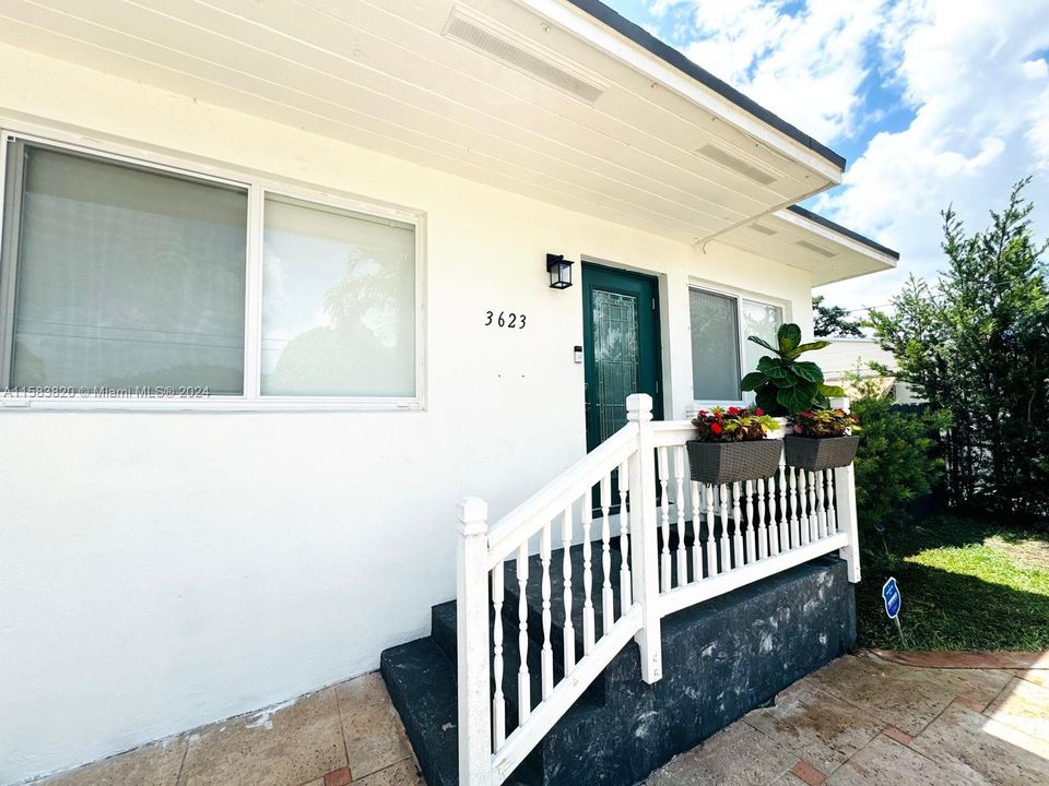 Recently Sold: $650,000 (3 beds, 2 baths, 1104 Square Feet)