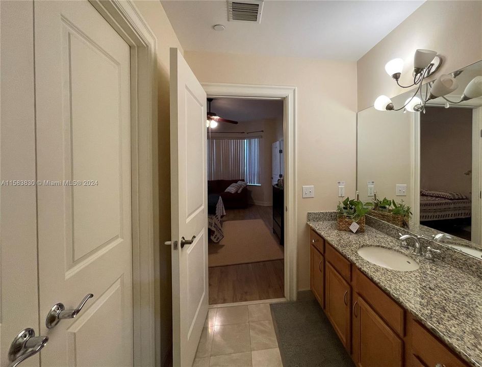 For Sale: $365,000 (1 beds, 1 baths, 850 Square Feet)