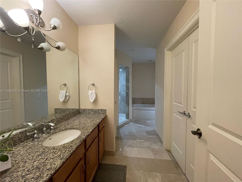 For Sale: $365,000 (1 beds, 1 baths, 850 Square Feet)