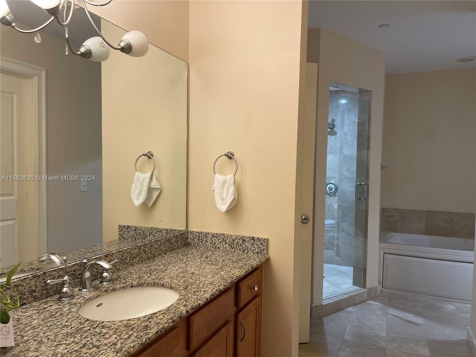 For Sale: $365,000 (1 beds, 1 baths, 850 Square Feet)