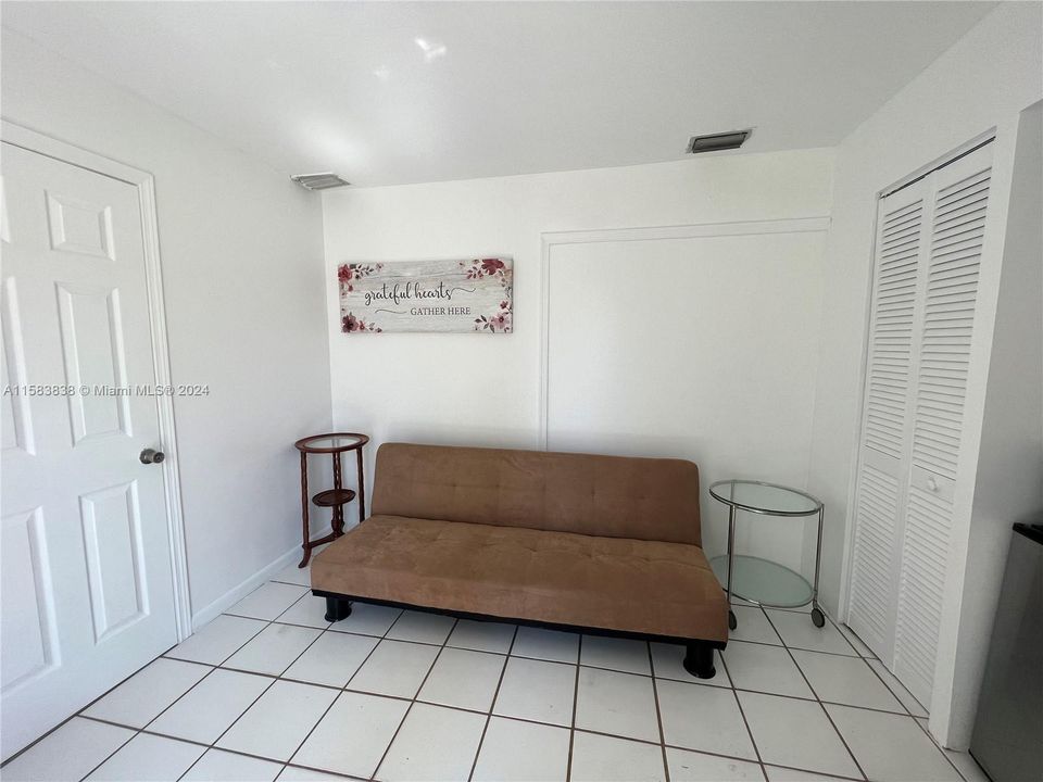 For Rent: $1,000 (0 beds, 1 baths, 1112 Square Feet)
